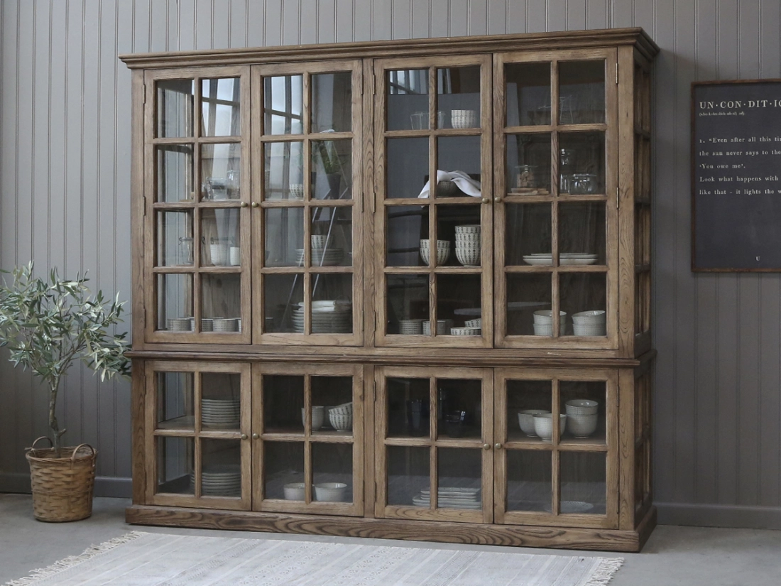 Presklenen&aacute; skrinka 8-dverov&aacute; 